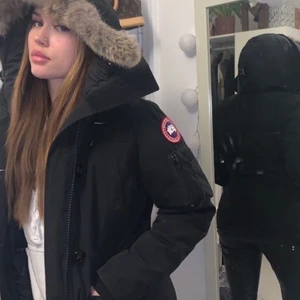 Canada goose jacka - Canada goose jacka strl S modell montabello. Köpt för 1 år har användts varsamt. Har vart på schemtvätt och är så gott som ny. Skriv vid intresse av fler frågor eller bilder.