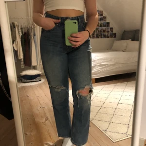 jeans slitna - supersnygga jeans från monki med hål på knäna och slitningar som tyvärr inte kommer till användning. storlek w25, bra skick! frakt tillkommer, spårbart❣️