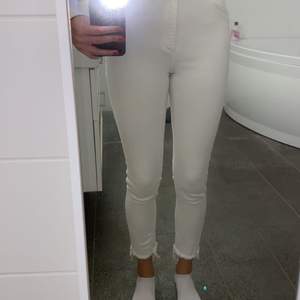 Säljer nu mina vita jeans från BiKBok. Knappt använda så är i vädligt fint skick förutom att dom är lite trasiga (se bild 2). Dock inte alls så synligt. Storlek: M, men passar mig även mig som brukar ha S. Stretchiga jeans!! Pris: 70 + frakten💞💞💞