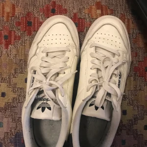 Adidas sneakers i vitt läder  - Sparsamt använt. Liten 41. Läder. Köparen står för frakten 