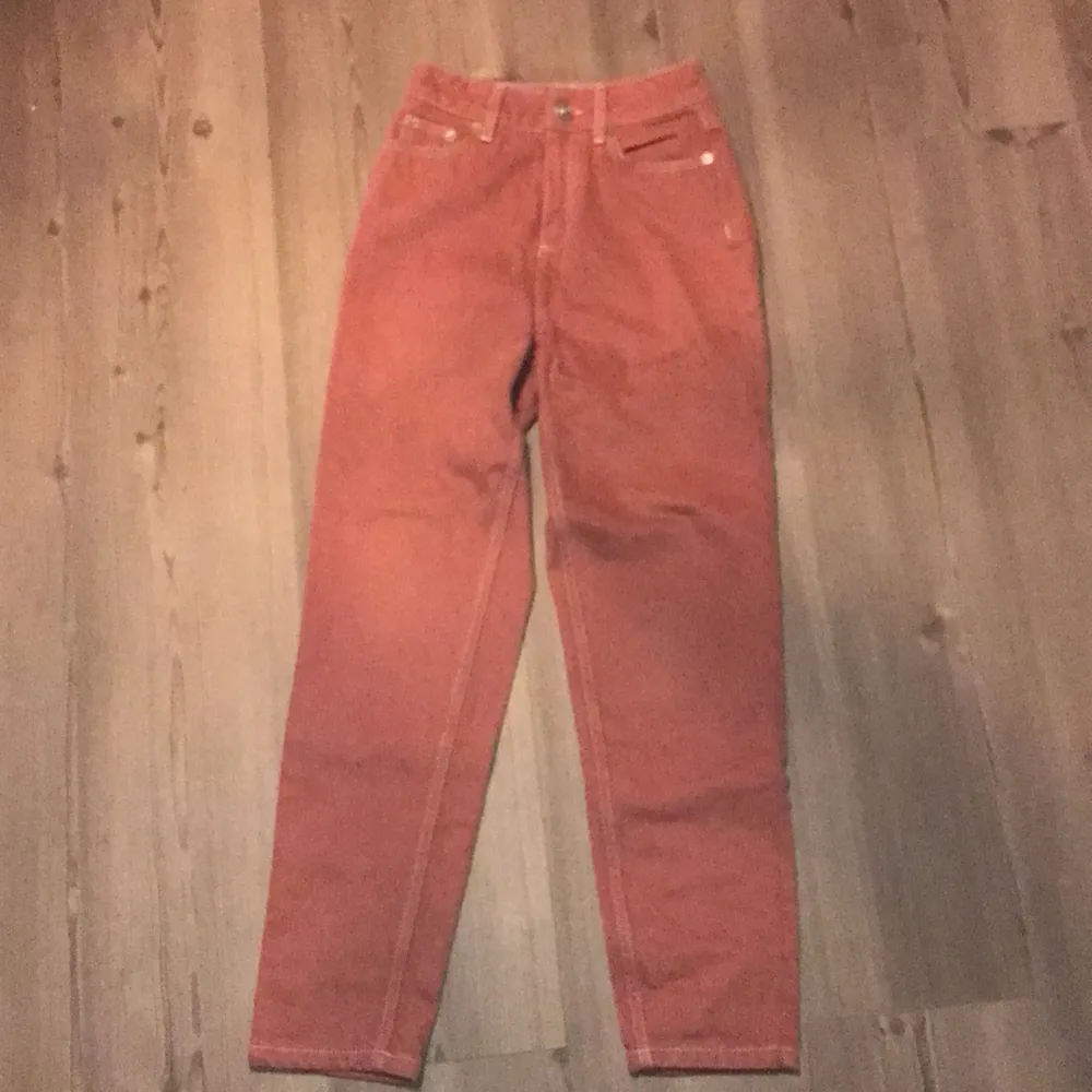 Mom jeans från Urban Outfitters storlek W 24 L 30. Kan frakta och då står köparen för frakt . Jeans & Byxor.
