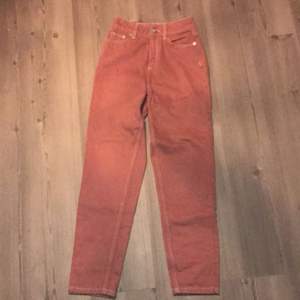 Mom jeans från Urban Outfitters storlek W 24 L 30. Kan frakta och då står köparen för frakt 