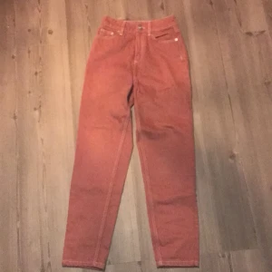 Urban Outfitters Jeans - Mom jeans från Urban Outfitters storlek W 24 L 30. Kan frakta och då står köparen för frakt 