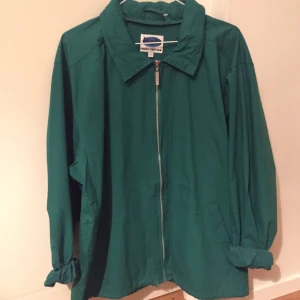  - Snygg vintage jacka, tunn och ganska stor (passar alla storlekar, beror på hur man vill att den ska sitta.  Frakt betalas av köparen  ~ pris kan diskuteras  