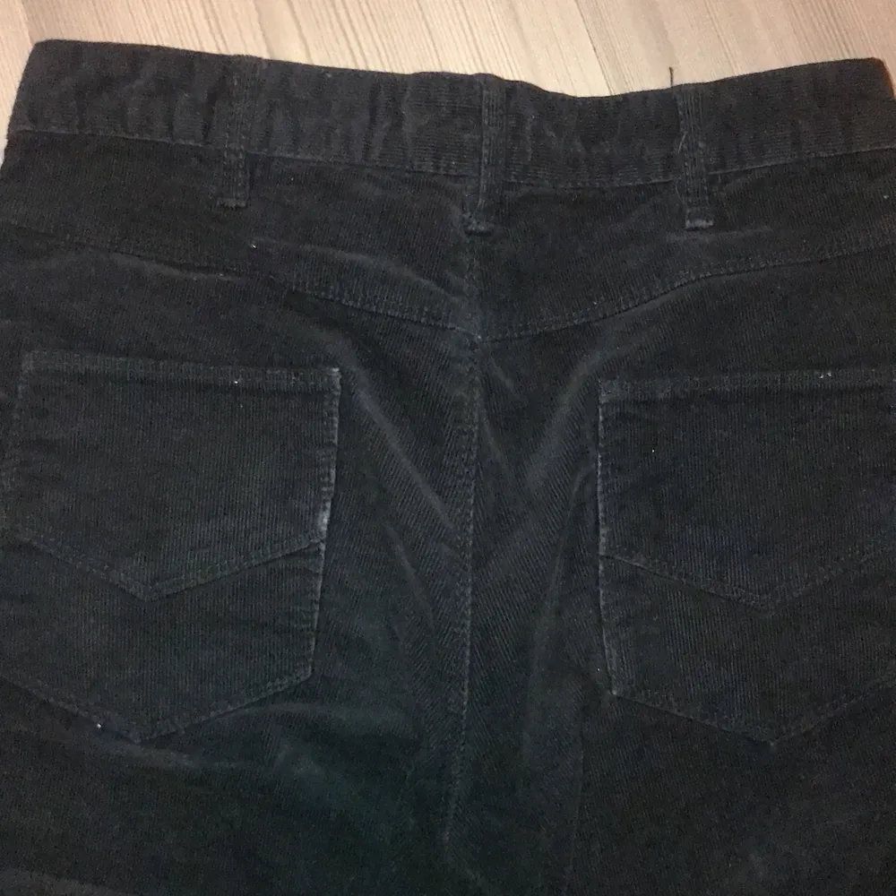 Svarta manchesterbyxor från Mango storlek EUR 34. Kan frakta och då står köparen för kostnaden . Jeans & Byxor.