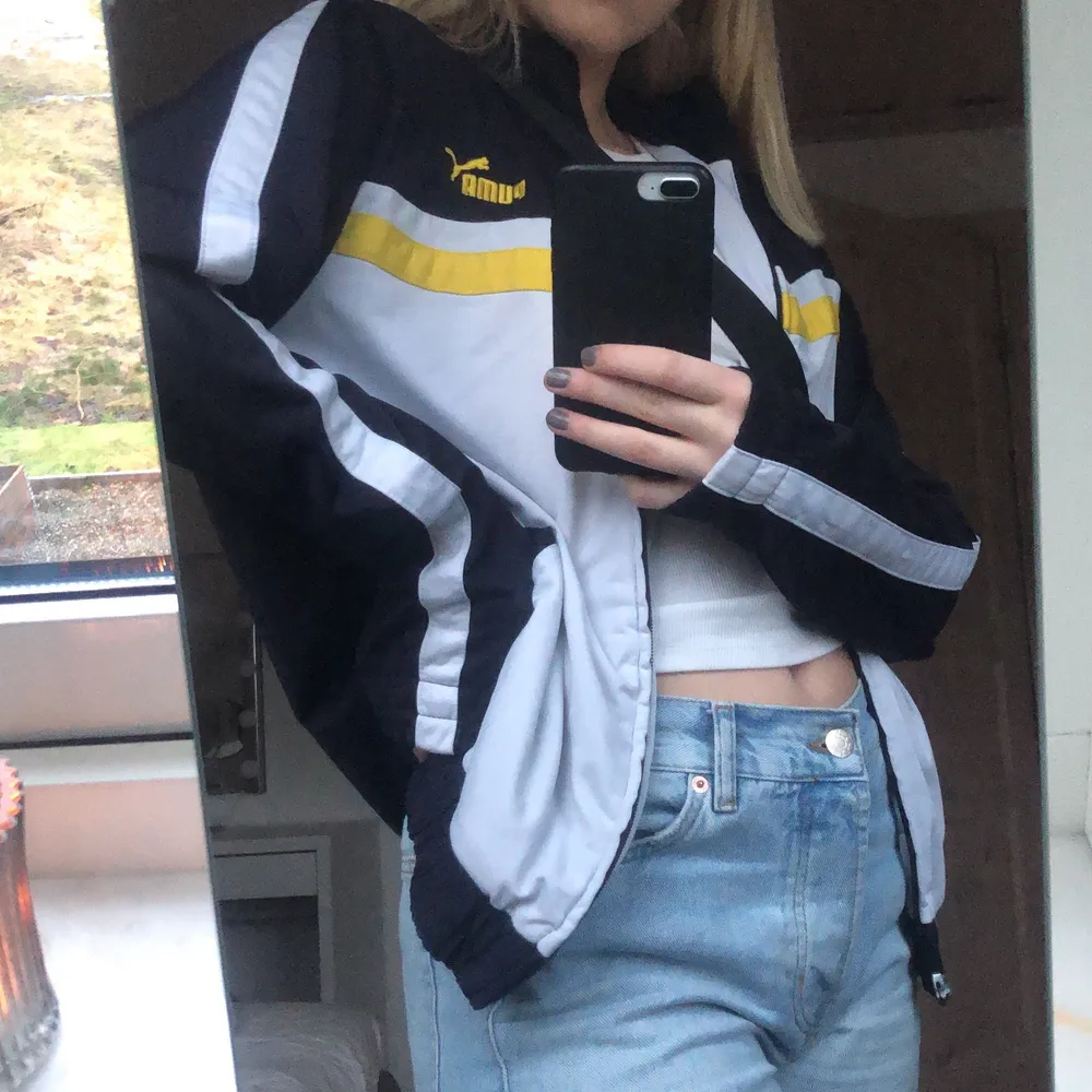 Snygg kofta från puma, köpt på beyond retro. Aldrig använd, lappen finns kvar. Köpare står frakt, skriv för mer bilder! 💫. Neuletakit & Villapaidat.