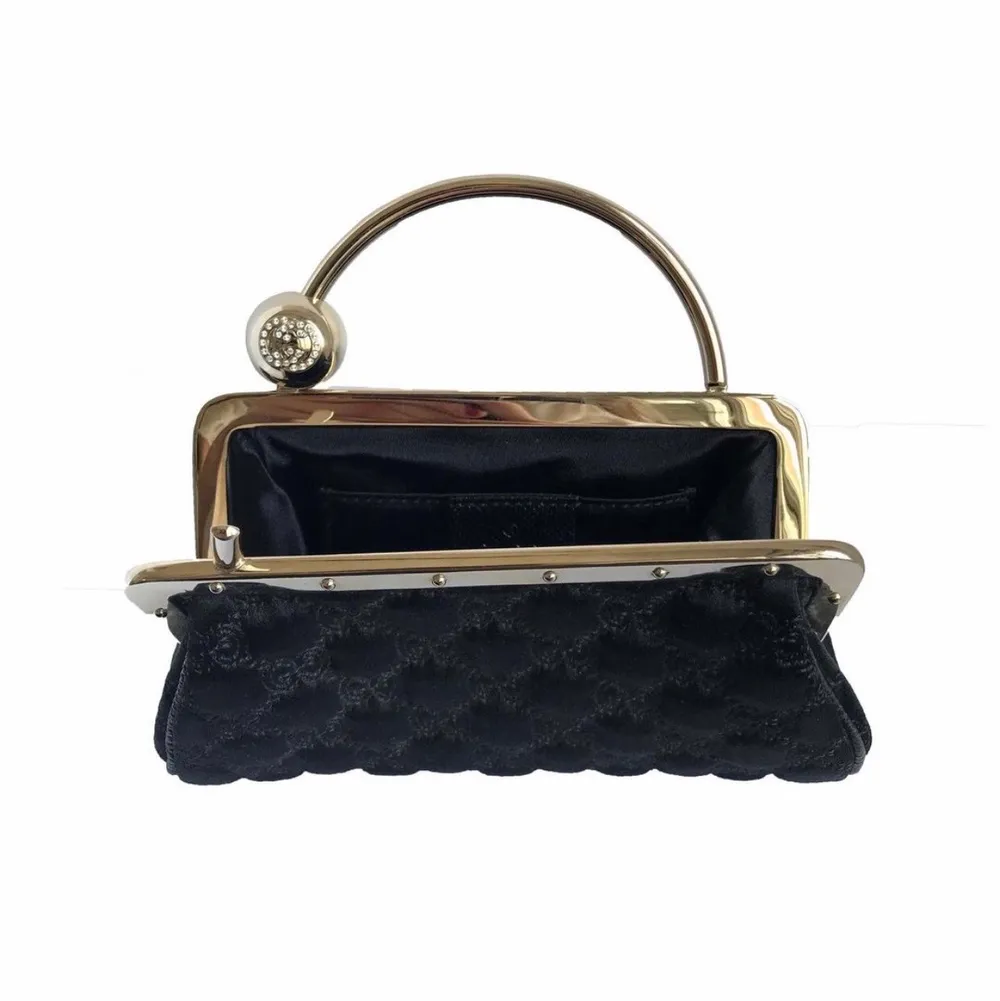 Gucci Satin Evening Bag with Gold metal. Limited Edition Condition: Almost Brand New  Size: Size: 20 cm x 11cm, Hand drop 5.5cm.   International Shipping FREE. Väskor.