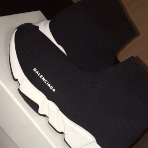 Balenciaga speed sneakers stl 42. - Fin sick, 1 år gammal. Skorna är från Italien