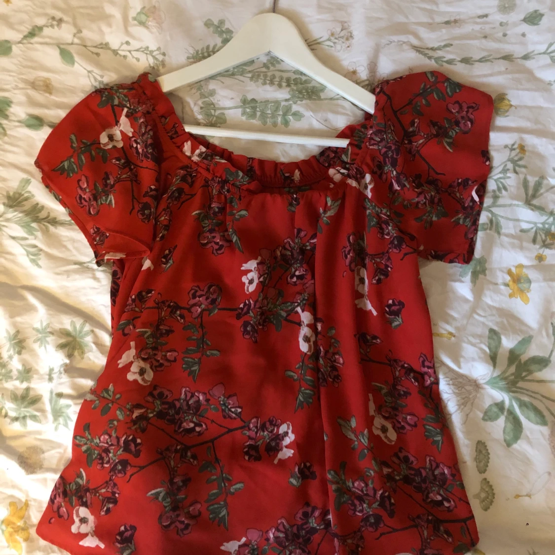 Röd blommig blus - 90