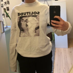 Stay Sweatshirt strl xs - Vit sweatshirt från stay i storlek xs med tryck. Frakt ingår ej