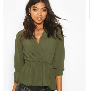 Blus från bohoo - En jättefin grön blus från bohoo. Den är mer genomskinlig i verkligheten en på bild. Använt 1 gång. Hör av dig vid intresse. 70 kr + frakt 💚 