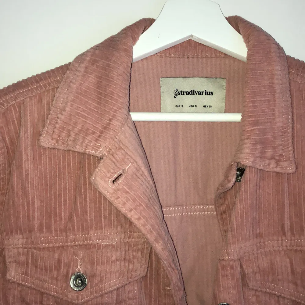 En rosa jacka i manchester från Asos💗 använd fåtal gånger, strl S. Superfin till våren med klänning. Köparen står för frakten . Jackor.