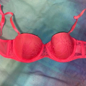 Neonrosa bh - Säljer då den har blivit för liten för mig! Jättesnygg färg, i bra skick då den inte har använts många gånger. Skickar gärna fler bilder. Köparen står för frakt :)