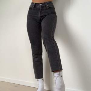 Raka jeans från Levi’s i modellen ”Wedgie straight”. Storleken är W26 L28, vilket motsvarar 34/36. De är endast använda 2 gånger då de är för korta för mig (174), alltså väldigt bra skick. Nypris:1149kr✨Köparen står för frakten! Budgivning i kommentarerna