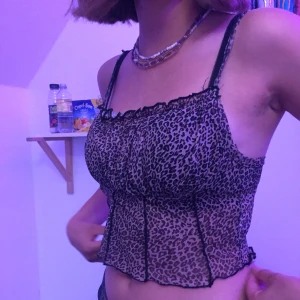 Leopardlinne - ❗️BUDA❗️Populärt linne från shein💖 Banden är förkortade men man kan alltid sprätta upp om man skulle vilja dom längre💗 ( högsta bud 75 kr ink frakt)