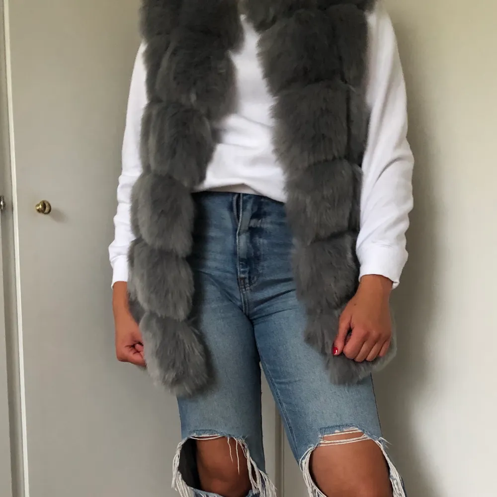 Oanvänd fake fur väst, köpte för 800 kr, aldrig använd och prislapp kvar. Jätte fin kvalité och bra gjord! Köpare står för frakten som ligger på 88 kr :) den är storlek xs men är väldigt stor ändå.. Jackor.