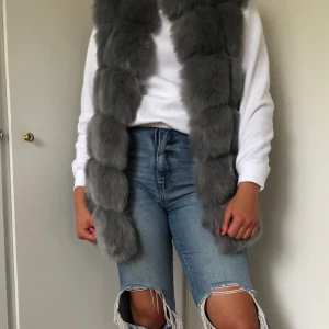 Fake fur väst  - Oanvänd fake fur väst, köpte för 800 kr, aldrig använd och prislapp kvar. Jätte fin kvalité och bra gjord! Köpare står för frakten som ligger på 88 kr :) den är storlek xs men är väldigt stor ändå.
