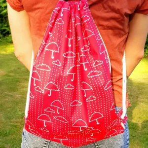 Vattentät väska  - Väskan du behöver när de är regnigt och blött ute. Med en reflex på sidan och innerficka. 