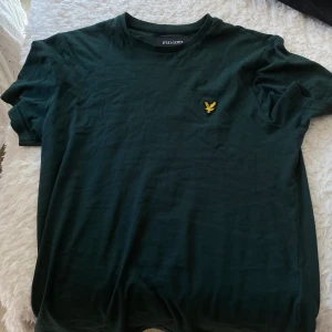 Lyle & scott tshirt - T shirt i väldigt bra skick! Köpt förra sommaren men bara använd under den sommaren och sen inte använd alls, den är som ny.