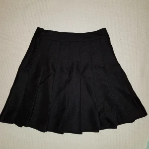 Tenniskjol - Trendig veckad tenniskjol så oroligt söt söker nytt hem. Aldrig använd pga lite stor på mig.