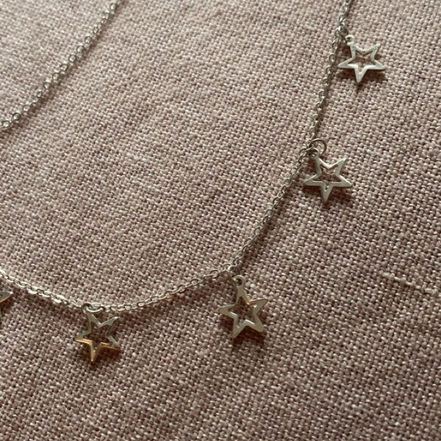 Gulligt halsband med stjärnor. . Accessoarer.