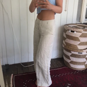 Linnebyxor - (Bud: 350kr, frakt ingår) Säljer dessa beige linnebyxorna från HM, storlek 34. (De är lite skrynkliga på bilden men det är bara att stryka dom så blir de raka). 🦋