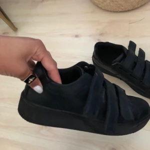 Skor - Snygga svarta skor med kardborreband, använda ca 3 gånger, därav nyskick, storlek 38💓💓 160 inklusive frakt 