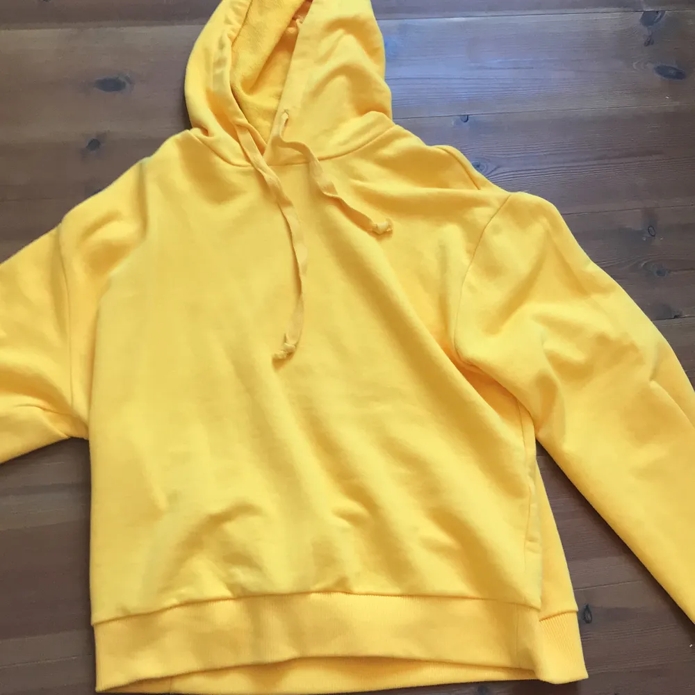 En gul snygg hoodie från NAKD. Inte så tjock men sitter ändå väldigt skönt på. Storlek M, pris 50kr. Nästan aldrig använd, mycket fint skick. Frakt ingår inte❤️. Hoodies.