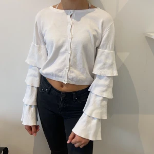 Name it kofta - Vit name it kofta med volangärmar. Använd fåtal gånger. Frakt 37kr🤍🤍