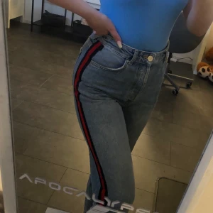 Blåa jeans  - Blåa jeans från Bikbok, knappt använda då det ej är min stil längre, köparen står för frakten 