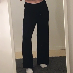 Supersköna byxor - Tunna svarta byxor i jätteskönt material! Använda fåtal gånger. 