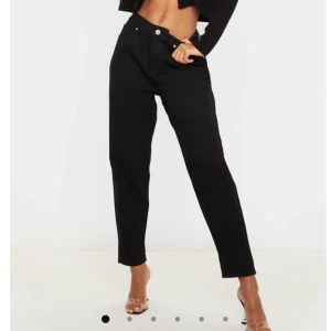 Svarta vida jeans - Säljer mina helt nya svarta vida jeans ifrån PLT. Aldrig använda och helt nya. Säljer pga av att jag köpte helt fel storlek. 34/36