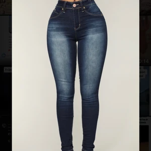 Fashionnova jeans - Säljer även dessa fashionnova jeansen i storlek 3 alltså S. Aldrig använda endast testade. Sitter väldigt fint på. Köpta för 250 säljer för 150.                   Fraktkostnader tillkommer!