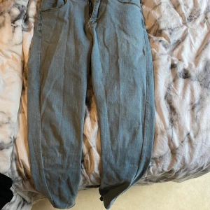 Jeans  - Jag säljer två par jeans jag har endast provat dom, och dom passade perfekt, säljer dom och även en topp den är jätte fin jag har använt fåtal gånger men den är som ny. Det är storlek S på allt jeansen vill jag ha 150kr st o toppen 50kr