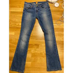 Jättecoola blåa low-waist bootcut jeans från Hugo Boss! Knappt använda och säljes pga en aning för små för mig tyvärr:( Vet inte originalpris då det var en present. Kan mötas upp i Stockholm, frakt ingår ej. Skriv om ni har frågor🥰 (Öppen för bud)
