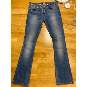 Hugo Boss Lowwaist Bootcut Jeans - Jättecoola blåa low-waist bootcut jeans från Hugo Boss! Knappt använda och säljes pga en aning för små för mig tyvärr:( Vet inte originalpris då det var en present. Kan mötas upp i Stockholm, frakt ingår ej. Skriv om ni har frågor🥰 (Öppen för bud)