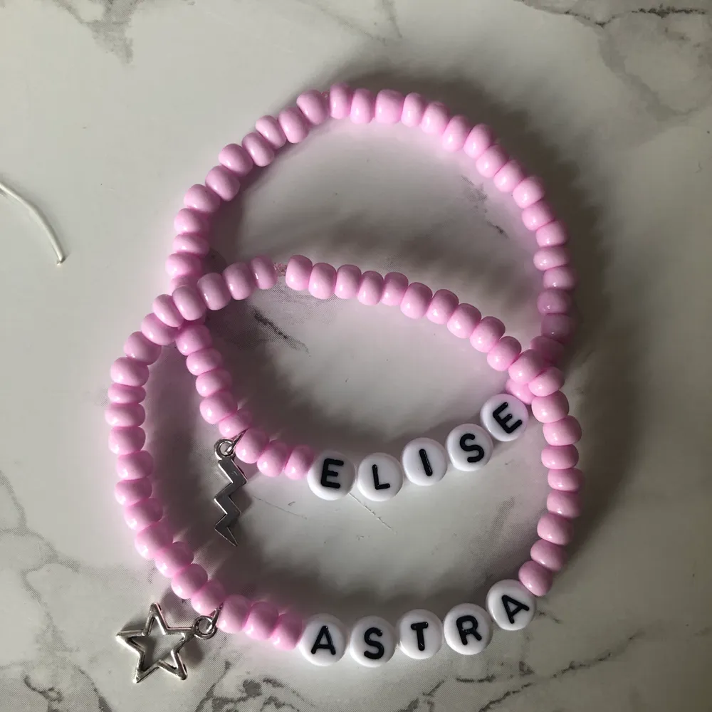 Tar beställningar på armband med text och valfri berlock:) På andra bilden ser ni alla pärlor och berlocker som finns🥰🤩Frakt är gratis. Accessoarer.