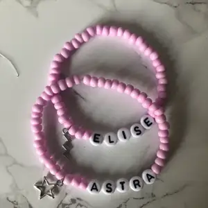 Tar beställningar på armband med text och valfri berlock:) På andra bilden ser ni alla pärlor och berlocker som finns🥰🤩Frakt är gratis