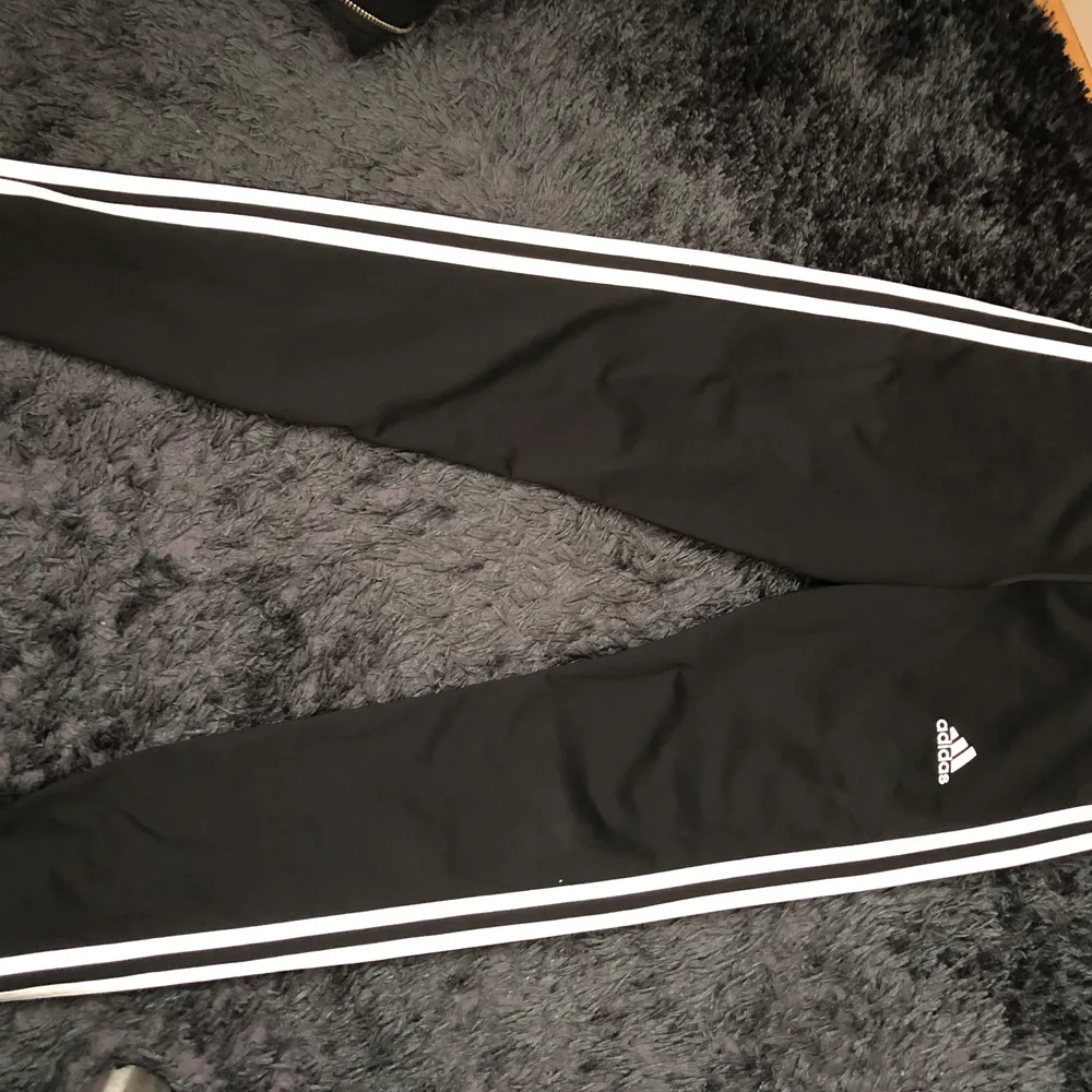 Adidas 3 stripes träningsbyxor i skönt träningsmaterial. Säljes på grund av att den inte passar mig längre då jag växt i längden. . Jeans & Byxor.