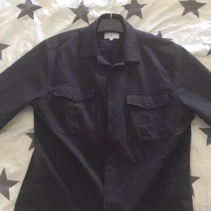 Overshirt från Bläck - Jättesnygg Casual overshirt passar till allt. Köpt på MQ I Mall of Scandinavium för 800kr och märket är bläck. Pruta och buda går bra. Möts i stockholm