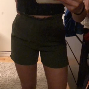 Gröna shorts - Säljer ett par gröna highwaist shorts från H&M, de är använda max en gång och är i nyskick...⚡️  Kolla gärna in resten i min profil 🌎 Pris går att diskuteras!  Köpare står för frakt  📦 (44kr) totalt- 94 kr  