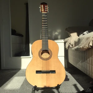 GITARR - Gitarren är ca ett år gammal och är i väldigt fint skick. Det är en nylon gitarr. Nypriset var 1000 kr säljer den nu för 600kr
