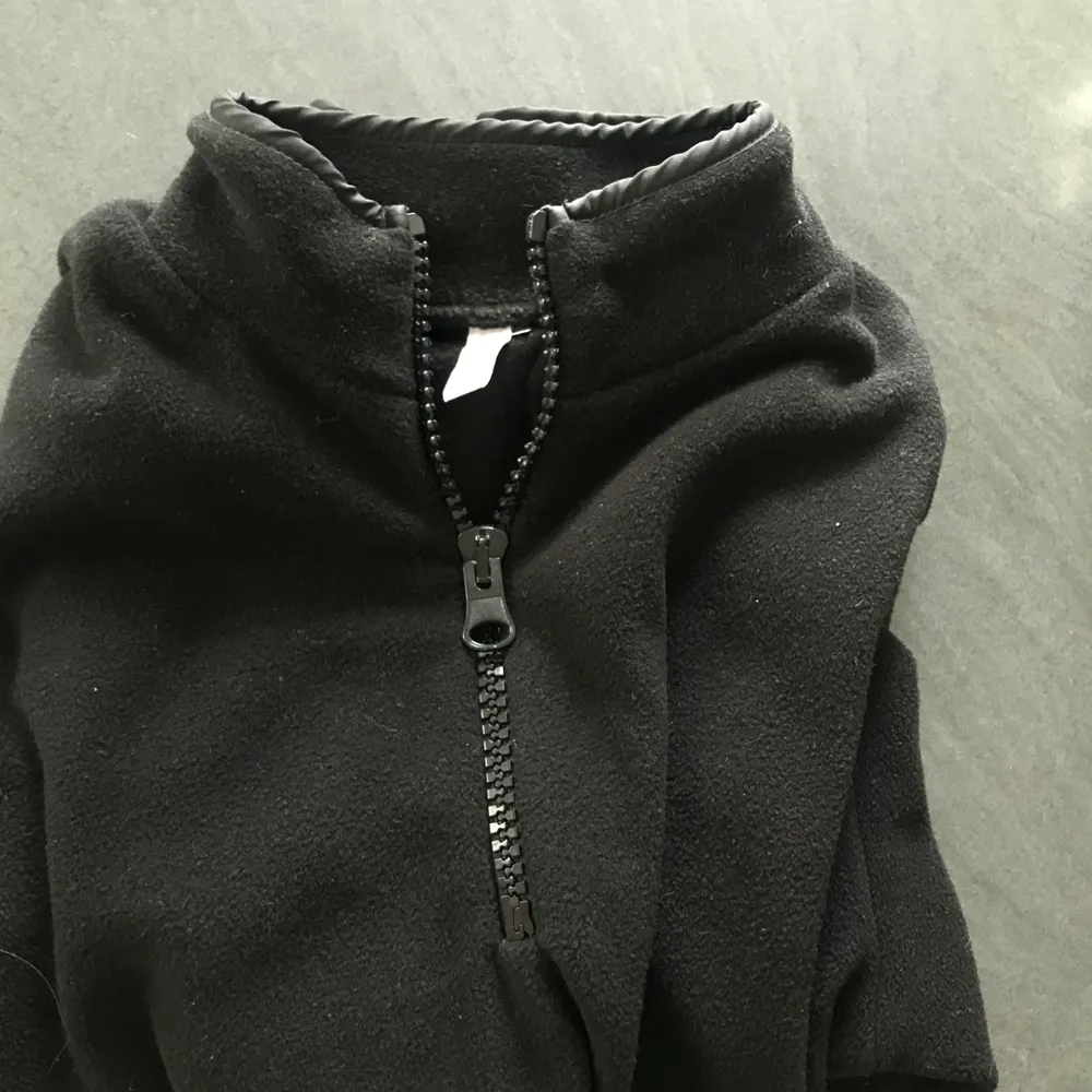 en fleece svart croppad as snygg tröja med halv zipup, ifrån asos ❤️. Tröjor & Koftor.