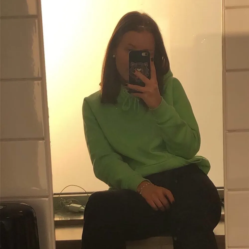 Säljer nu min neongröna coola hoodie från Bik Bok då den inte kommer till användning längre! Välanvänd men fortfarande fint skick! Frakt ingår inte💚💚💚. Hoodies.