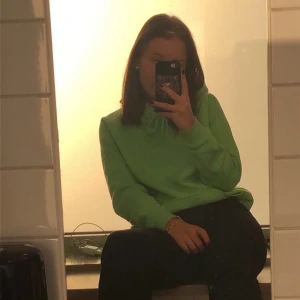 Bik bok hoodie - Säljer nu min neongröna coola hoodie från Bik Bok då den inte kommer till användning längre! Välanvänd men fortfarande fint skick! Frakt ingår inte💚💚💚