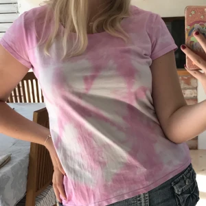 Tie-dye tshirt💝💝 - Egendesignad tie-dye tshirt☺️ T-shirten är markerad som L men skulle säga S-M! Ställ frågor om ni har och nu får gärna kolla in mina andra tie-dye linnen och tshirts på min profil!  BUDA I KOMMENTARERNA FRÅN 150kr💝