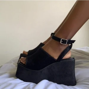 Chunky platform sandals 🥰 - Helt nya plattform sandaler från Dollskill, storlek 38. Aldrig använda! 