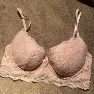 ljusrosa balconette bh - så sjukt fin!!!! säljer då den inte passade mig helt, men i nyskick, aldrig använd utan endast testad! kan mötas upp på söder eller frakta, köpare står för frakt💗(den är ännu mer rosa i verkligheten)