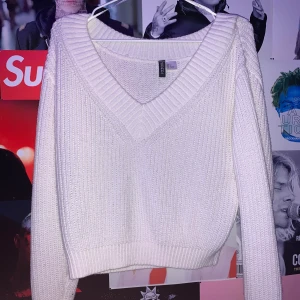 Aldrig använd stickad tröja - Stickad tröja från hm i strl S! Aldrig använd och ej stickig👌🏼 frakt för denna blir 24kr❤️