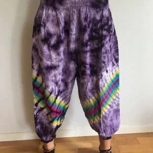 Byxor - Sköna tunna byxor med resår i midjan. Storlek okänd men skulle säga xs, passar mig bra som är 158 cm. Frakt tillkommer🌸 skriv för mer info. 